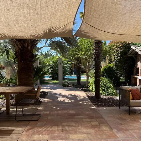Maison Jardin Tropicale Piscine - Quatre Murs Et Un Toit